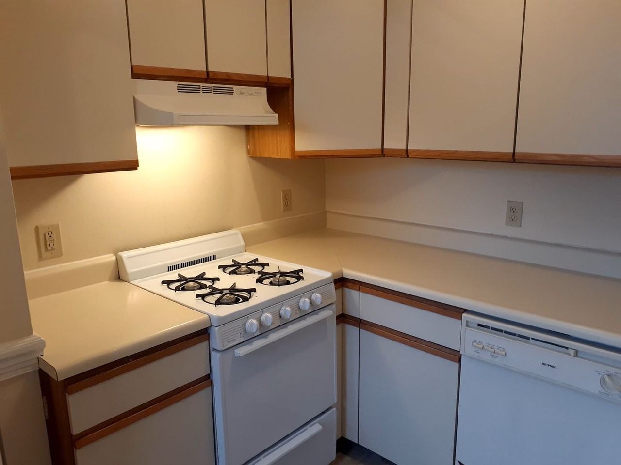 WAYLAND SQUARE REALTY (218) - Photo 7 of 9