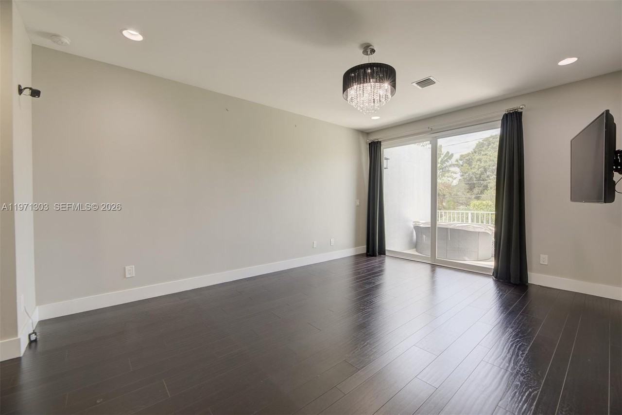 619 Southwest 17th Street - Photo 4 of 23