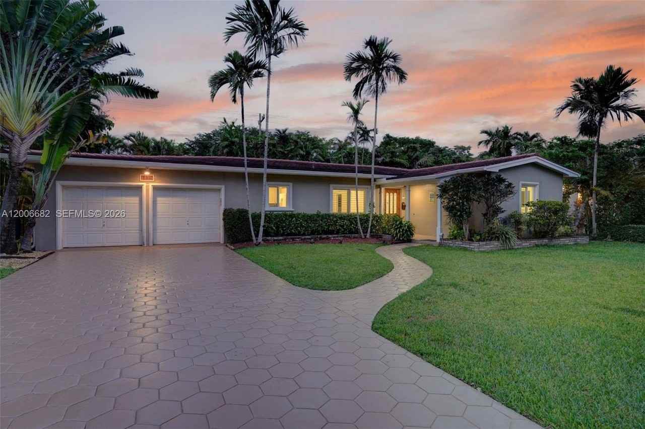 1435 Blue Rd - Photo 3 of 32
