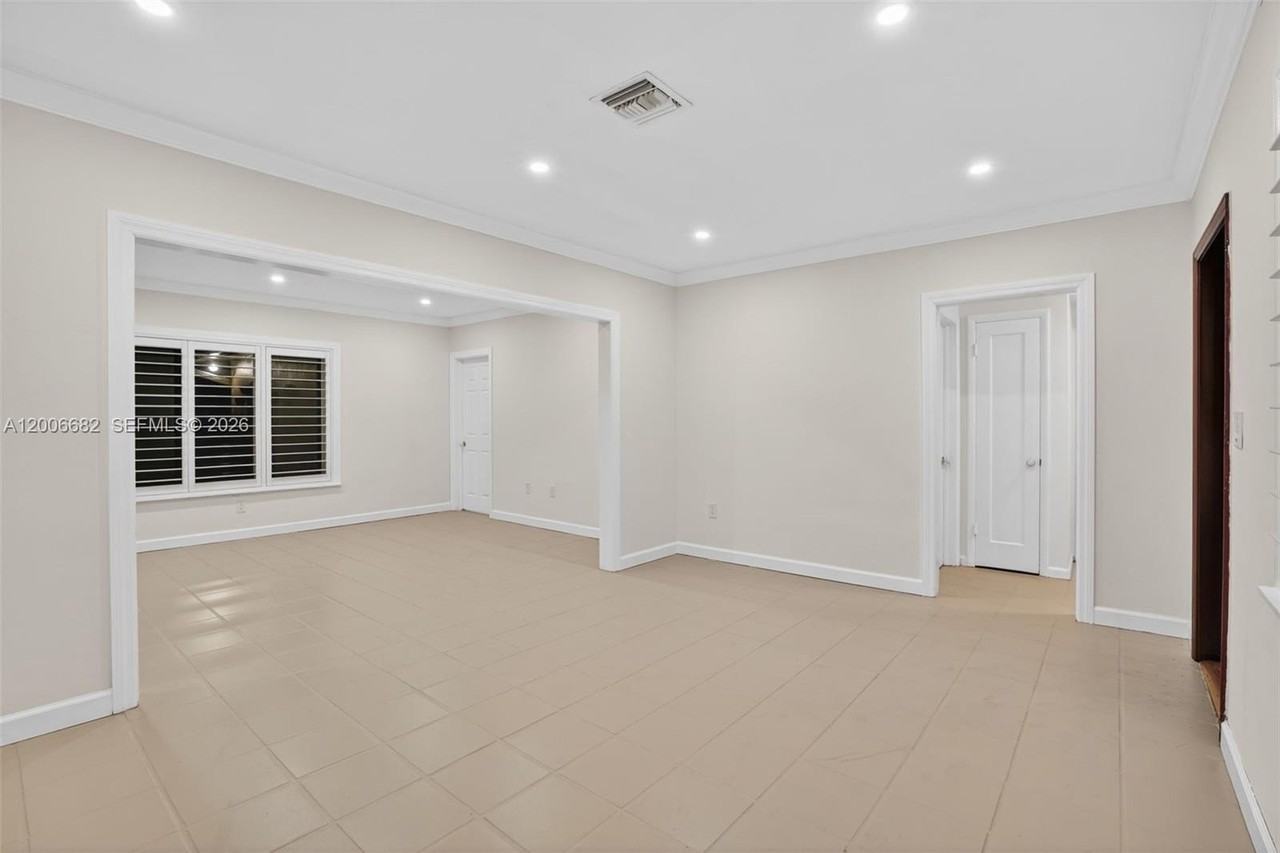 1435 Blue Rd - Photo 7 of 32