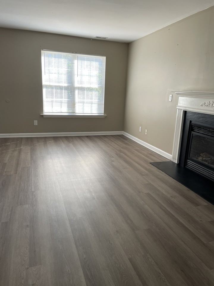 4 Sherbourne Ct #1 - Photo 3 of 10