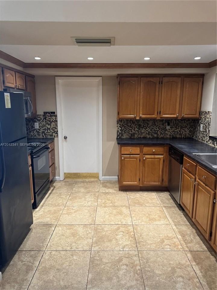 1010 Nw 72nd Ter #0 - Photo 4 of 11