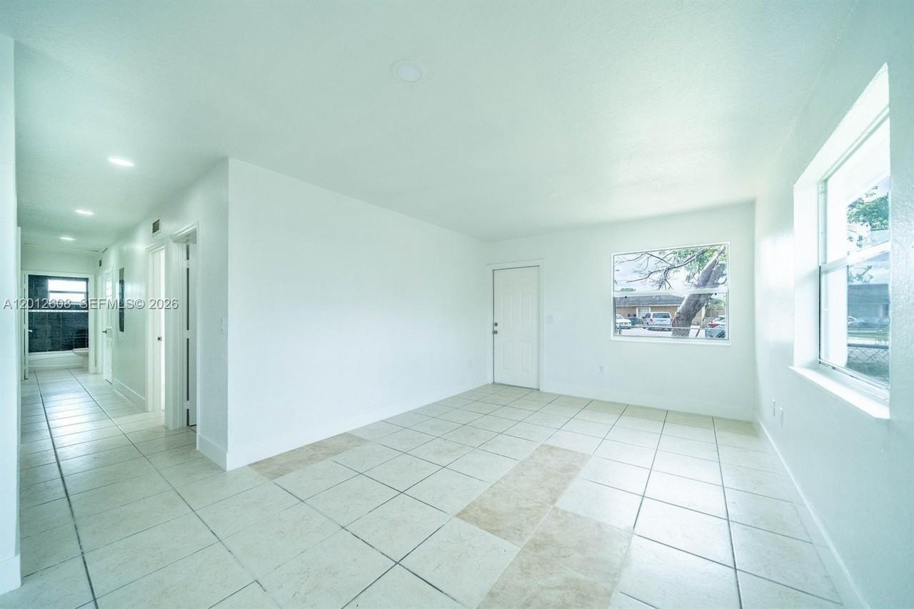 705 Nw 13th Ter - Photo 4 of 35