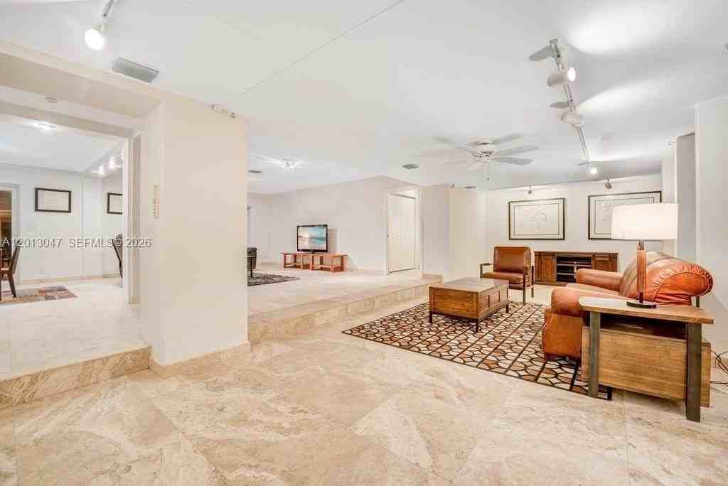 5305 Sw 62nd Ave - Photo 6 of 44