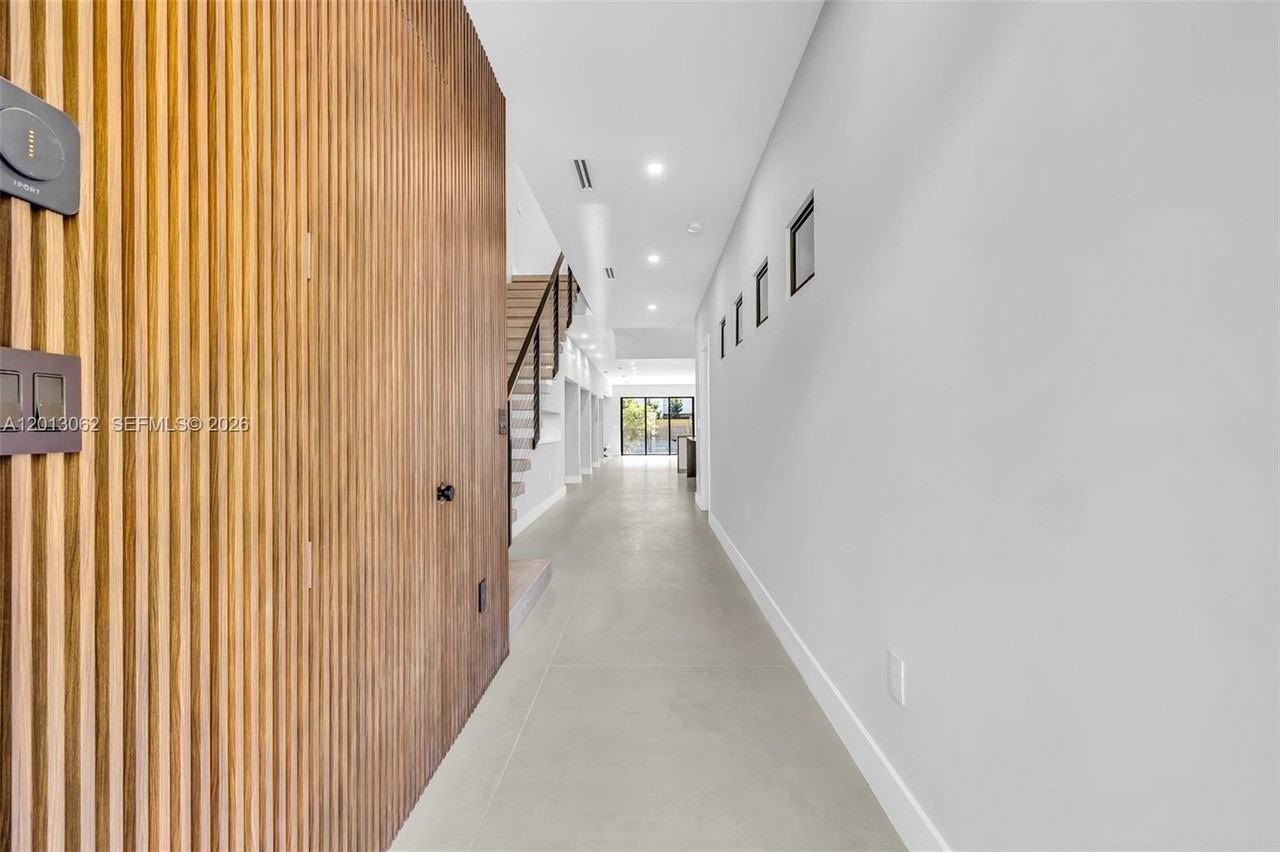 808 Sw 9th St #B - Photo 3 of 29