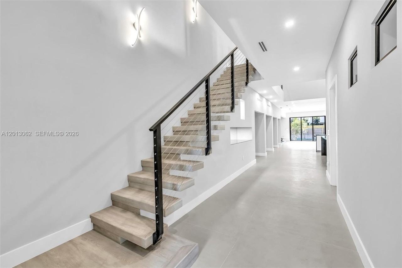 808 Sw 9th St #B - Photo 5 of 29