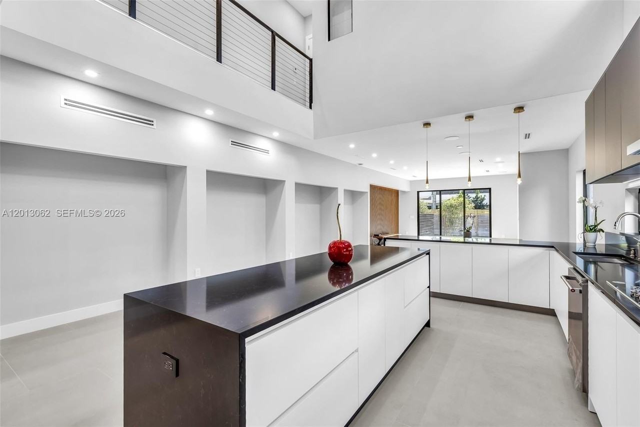 808 Sw 9th St #B - Photo 7 of 29