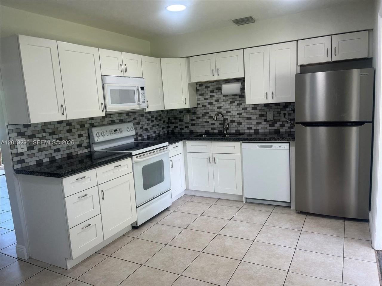 753 Sw 3rd St - Photo 2 of 11