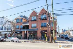featured image of 112 N Broadway #B