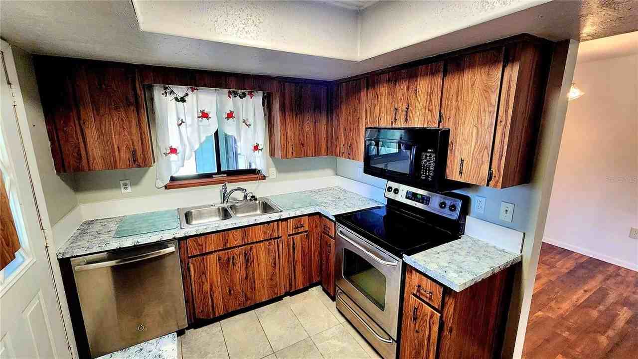 10405 Sw 99th Ave - Photo 4 of 17