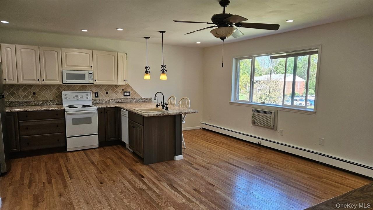76 Manor Dr #76 - Photo 4 of 11