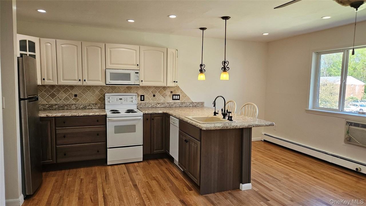 76 Manor Dr #76 - Photo 6 of 11