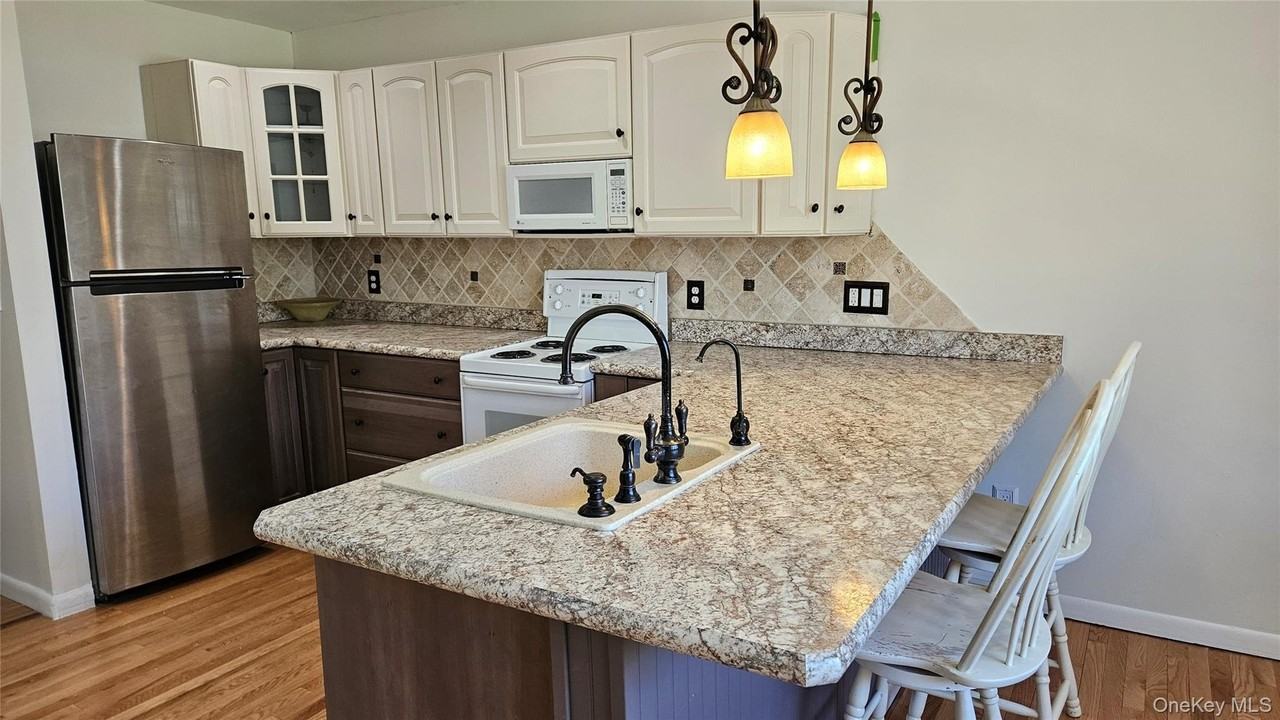 76 Manor Dr #76 - Photo 7 of 11