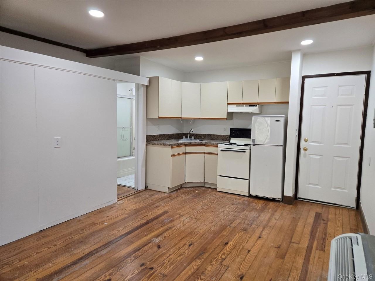 410 Main St Apt B - Photo 5 of 15