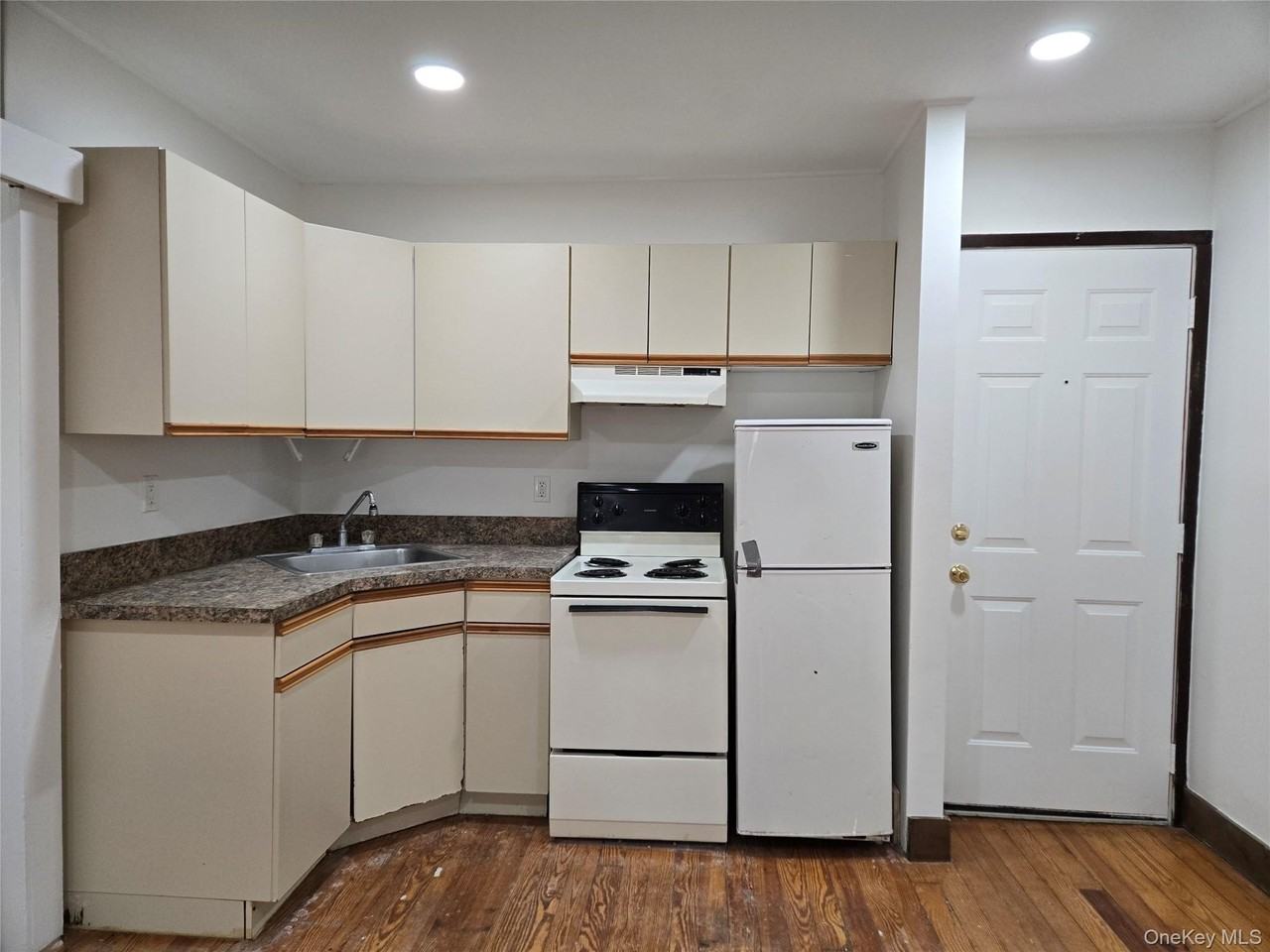 410 Main St Apt B - Photo 7 of 15