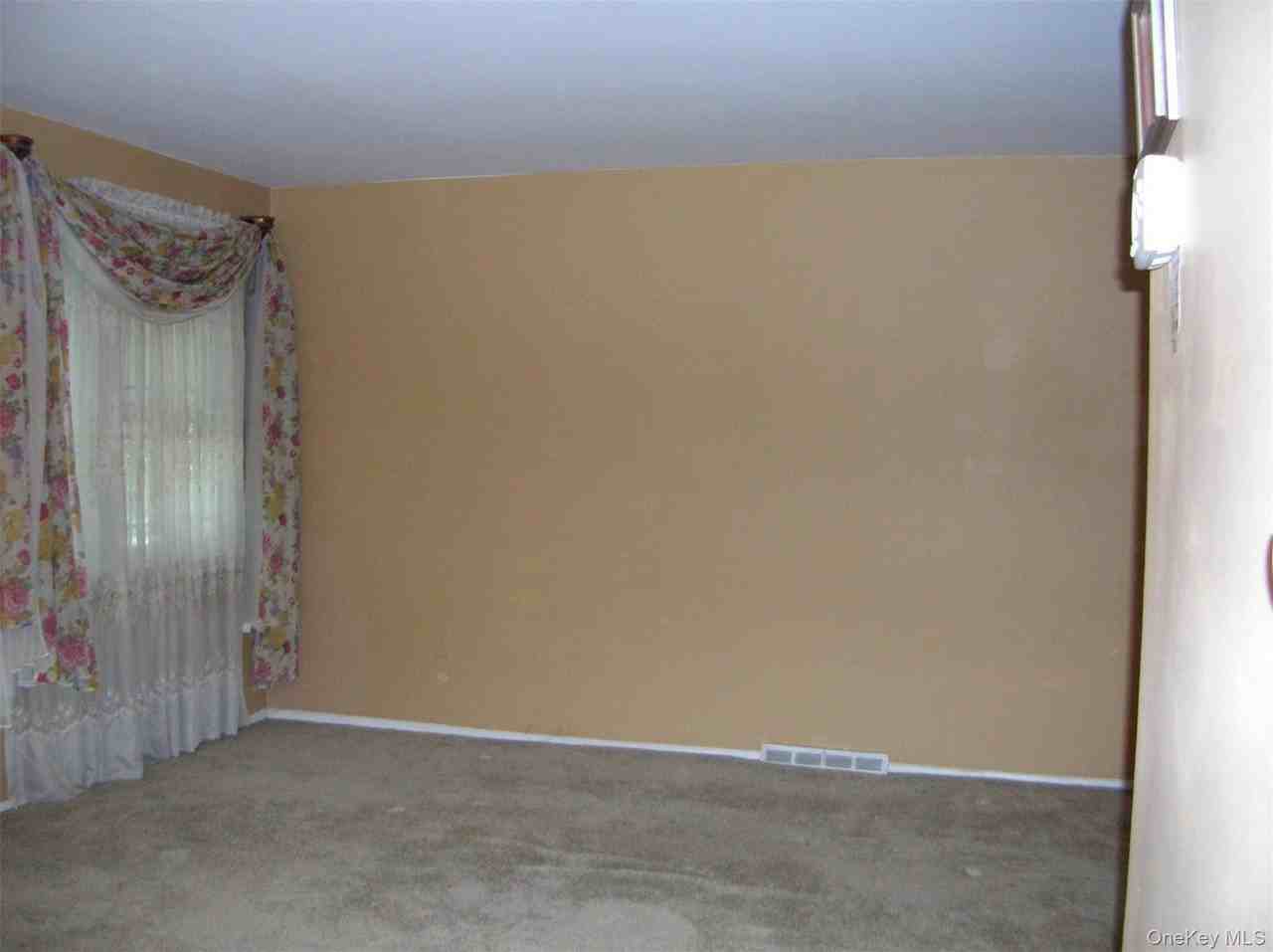 5704 Cloverdale Blvd - Photo 5 of 30