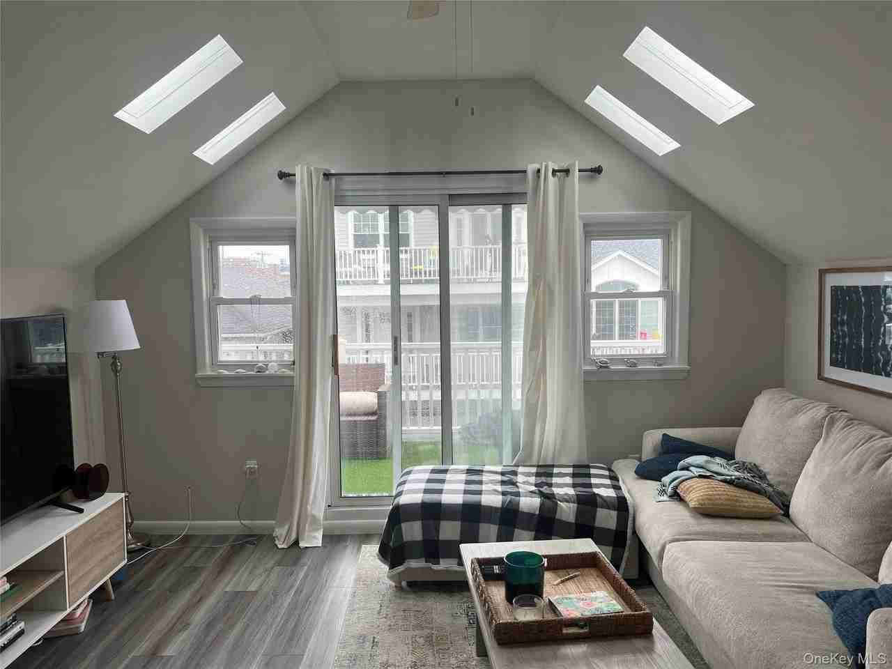 103 Florida St - Photo 5 of 24