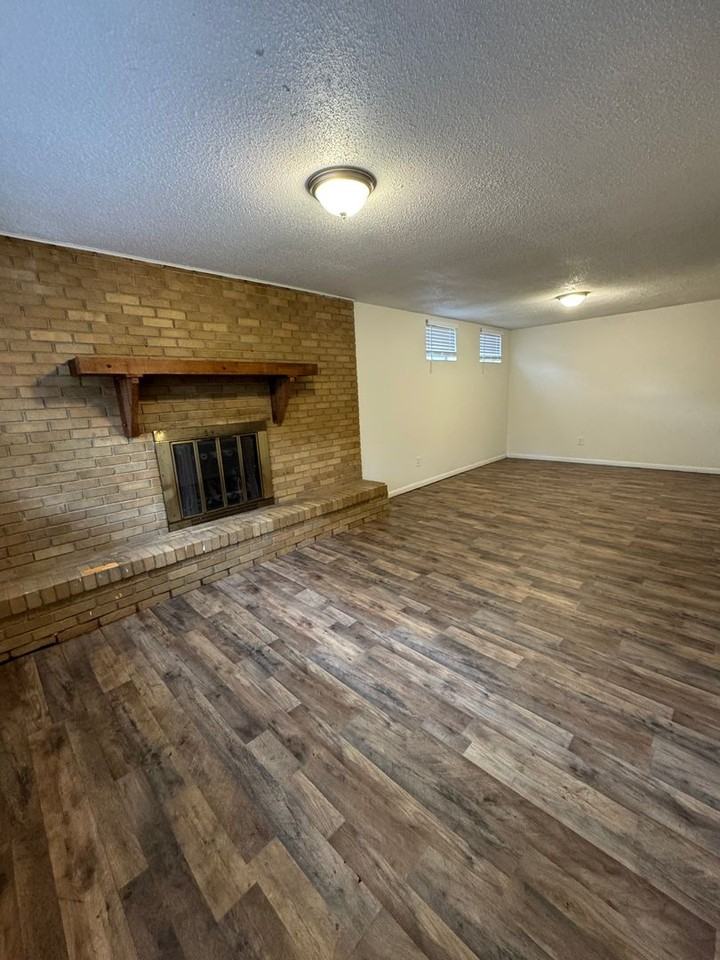 4323 W Bethany Dr - Photo 4 of 8