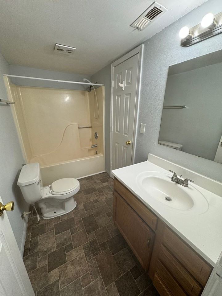4182 W Bethany Dr - Photo 3 of 6