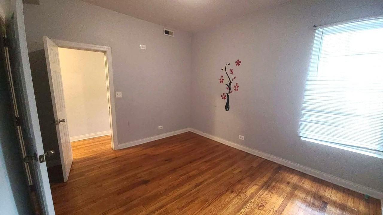 6507 S Ellis Ave #1 - Photo 6 of 11