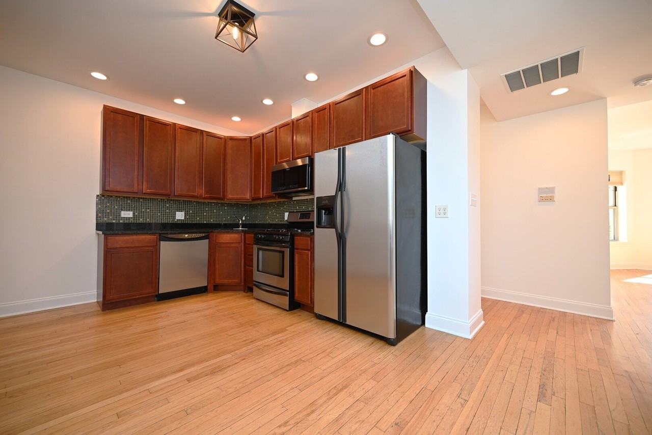 7404 N Oakley Ave #3 - Photo 7 of 23