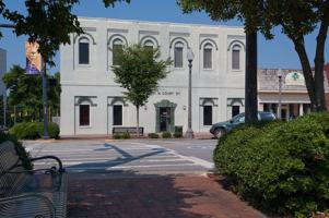 featured image of 301 N Court St