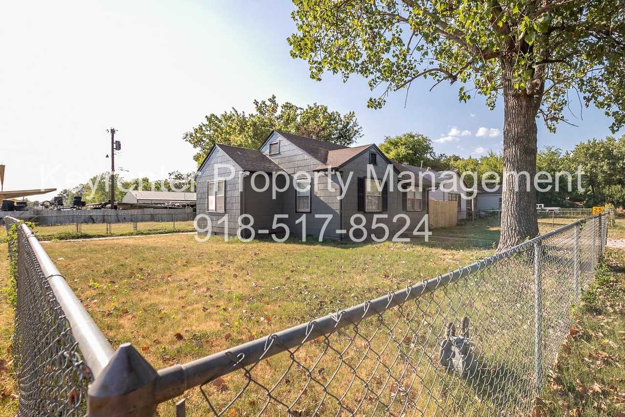 1502 N Columbia Ave - Photo 6 of 34