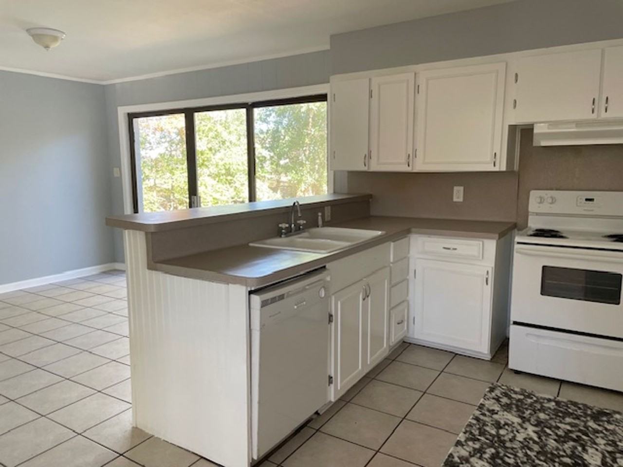 311 W Jewell Dr - Photo 2 of 17