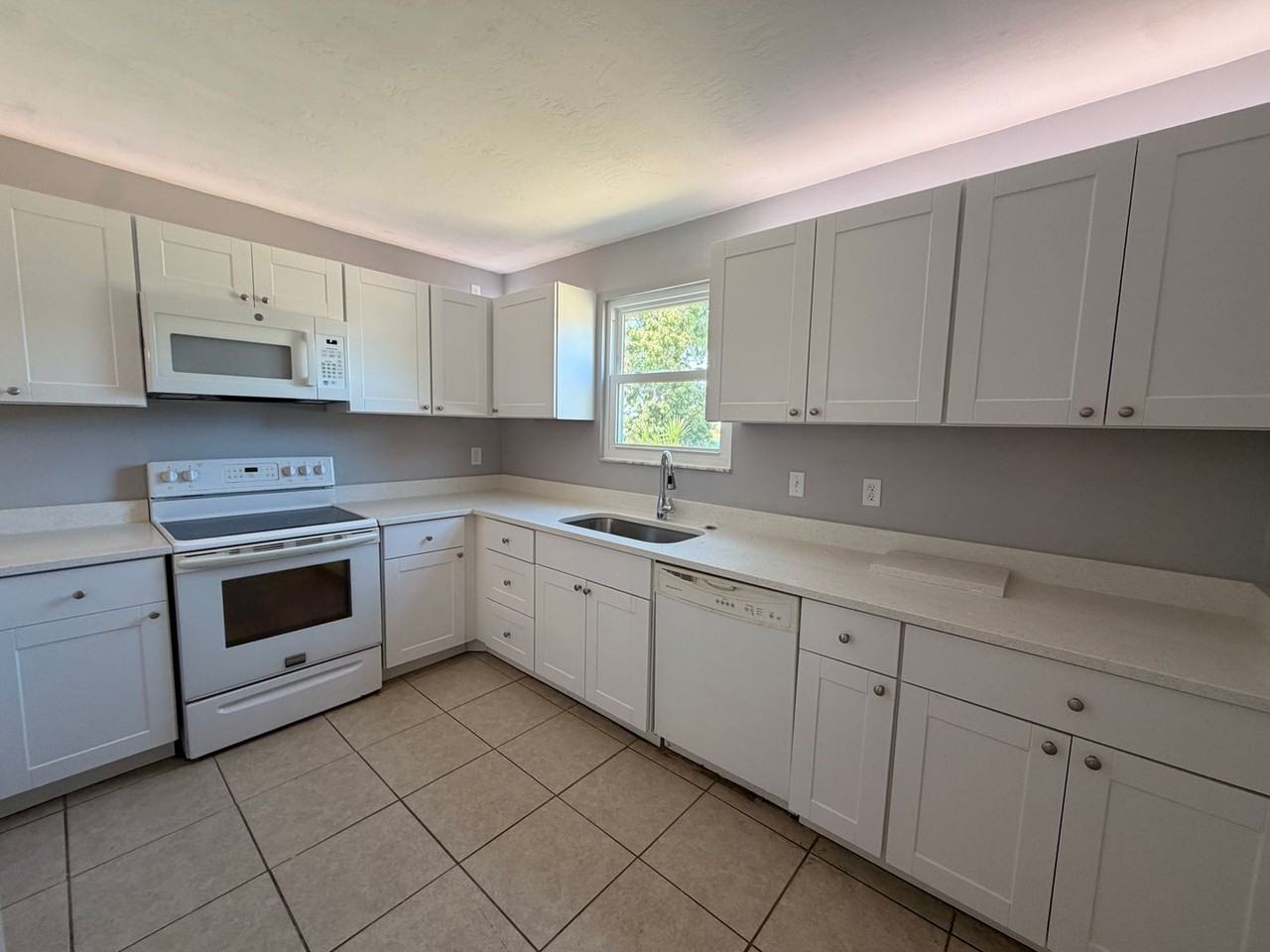 1125 Southwinds Dr - Photo 4 of 9