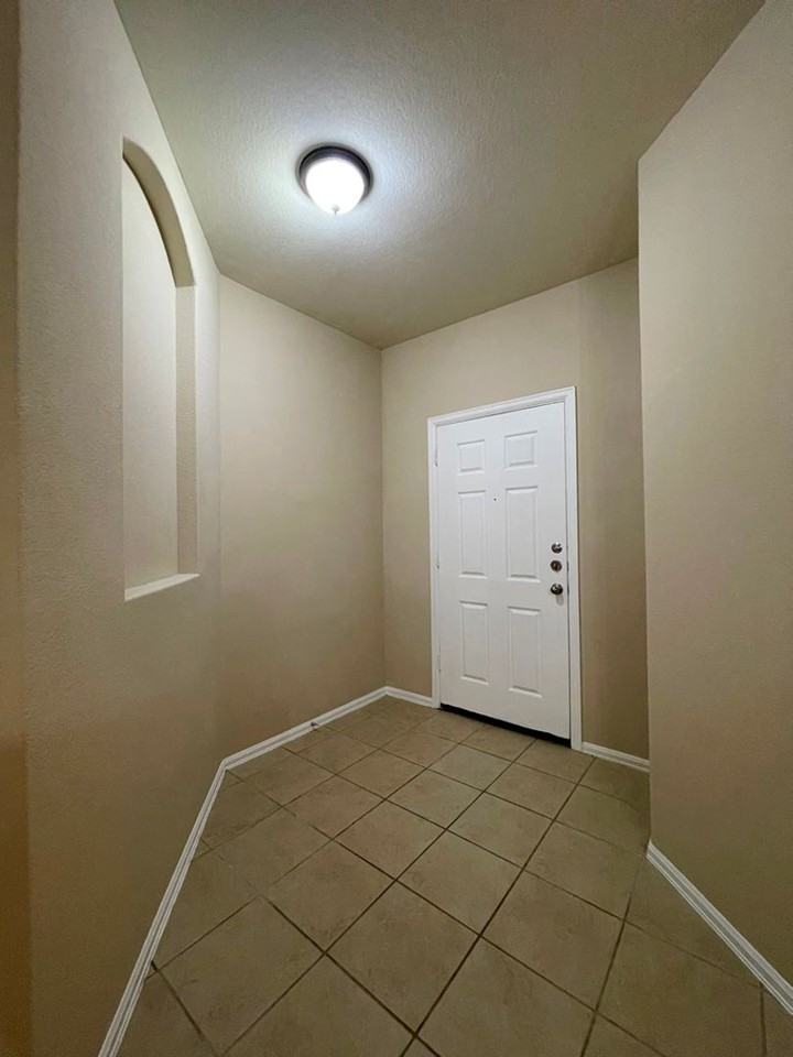 376 Spruce Dr - Photo 2 of 22