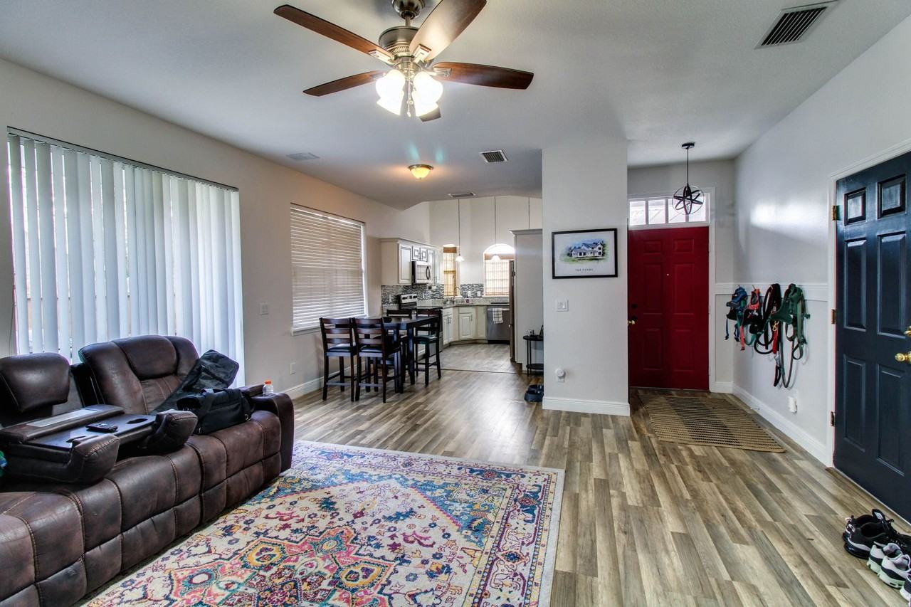 1207 E Esther St - Photo 2 of 11