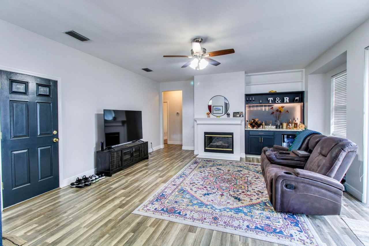 1207 E Esther St - Photo 3 of 11