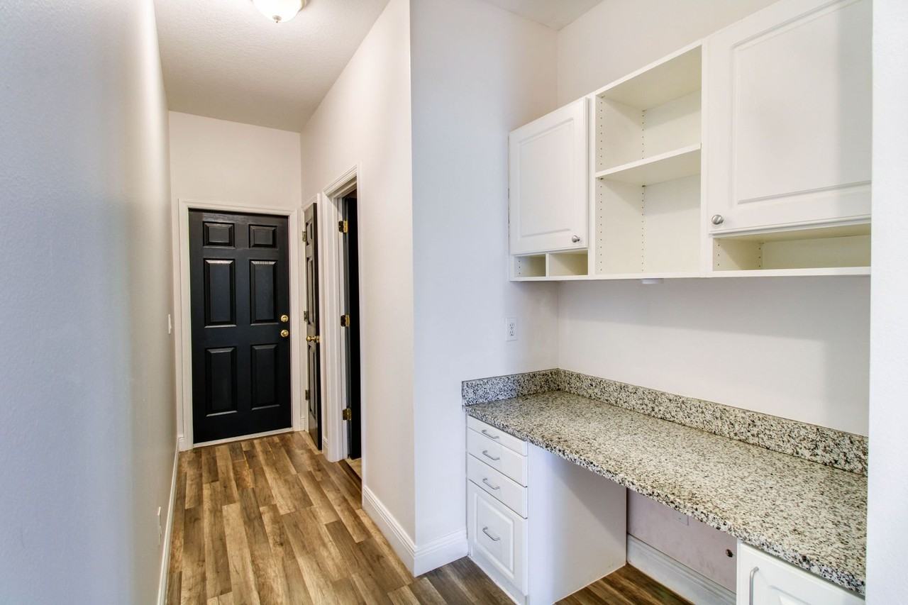 1207 E Esther St - Photo 5 of 11
