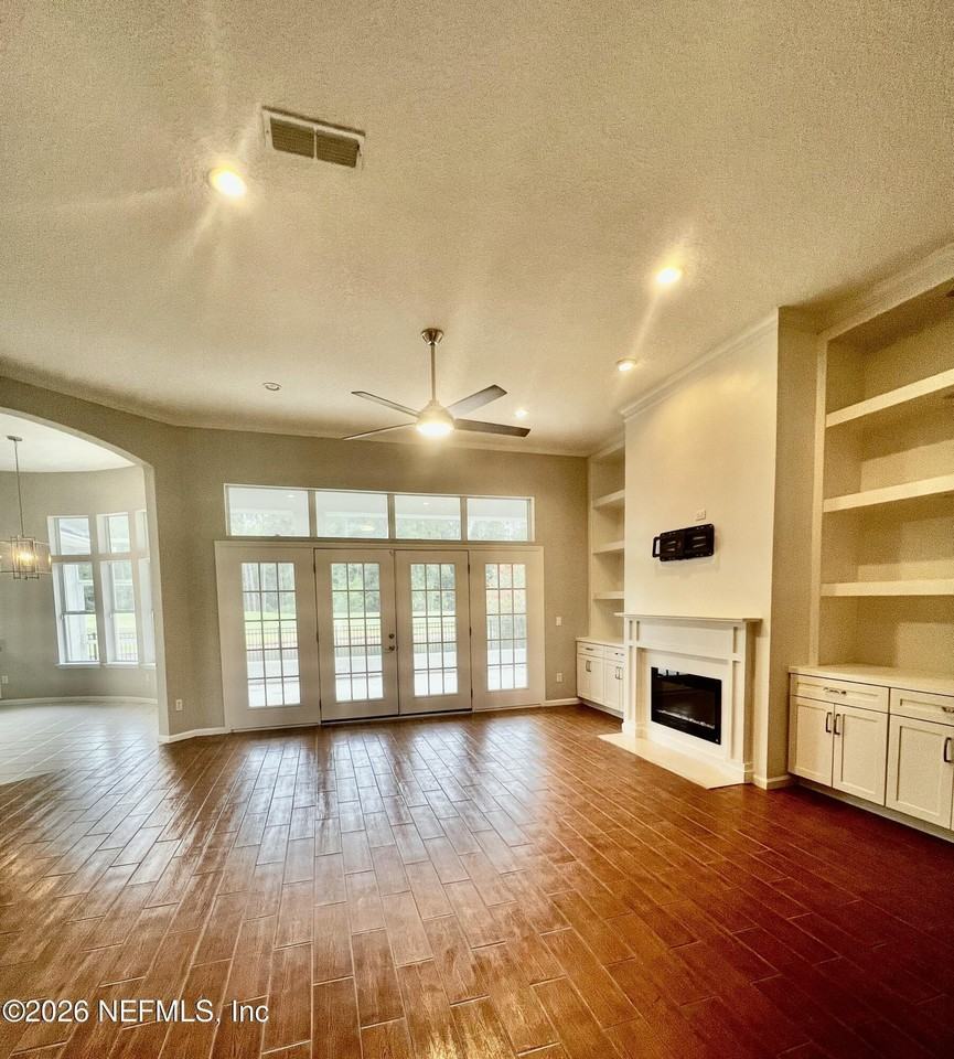 925 Lotus Ln S - Photo 6 of 32