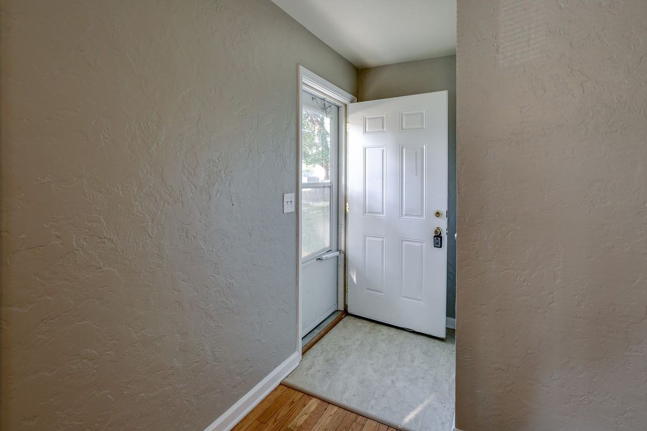 6020 Franklin St - Photo 4 of 26
