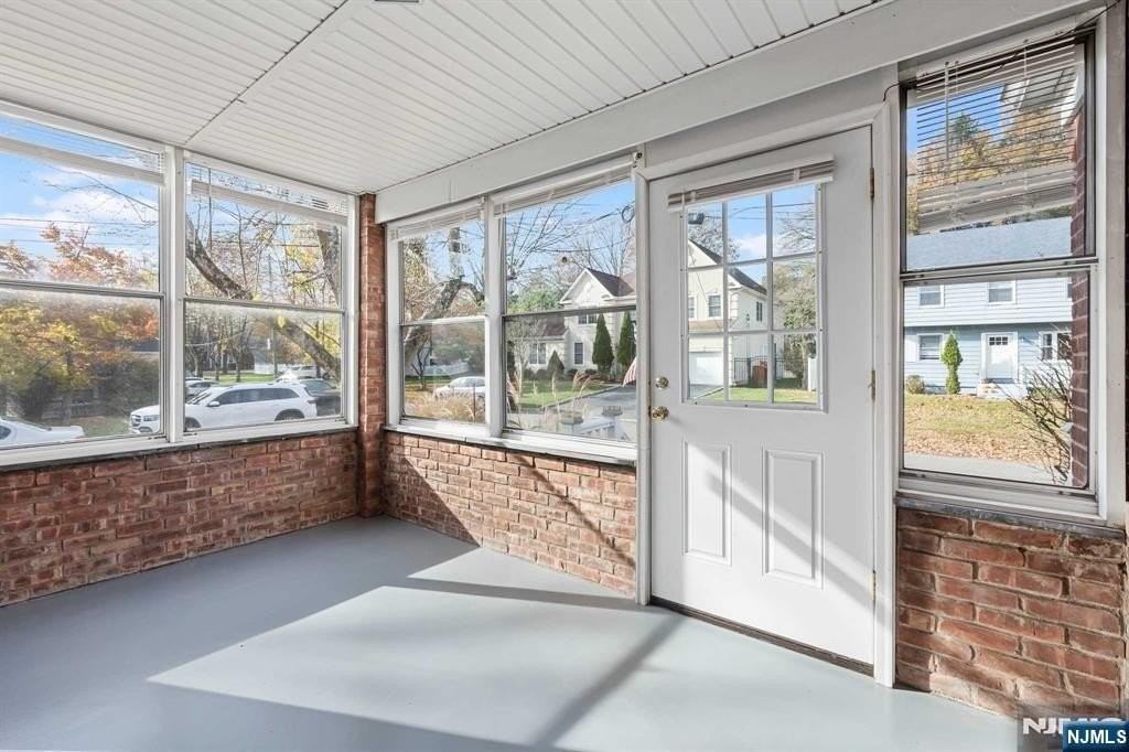 49 Fairview Ave - Photo 4 of 36