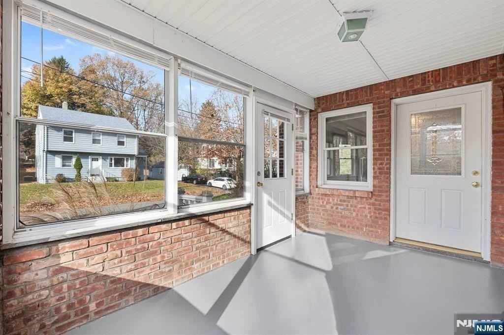 49 Fairview Ave - Photo 5 of 36