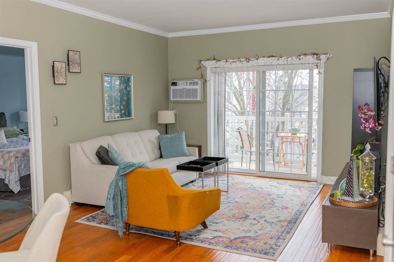 18 Harbor Ave #304 - Photo 3 of 7