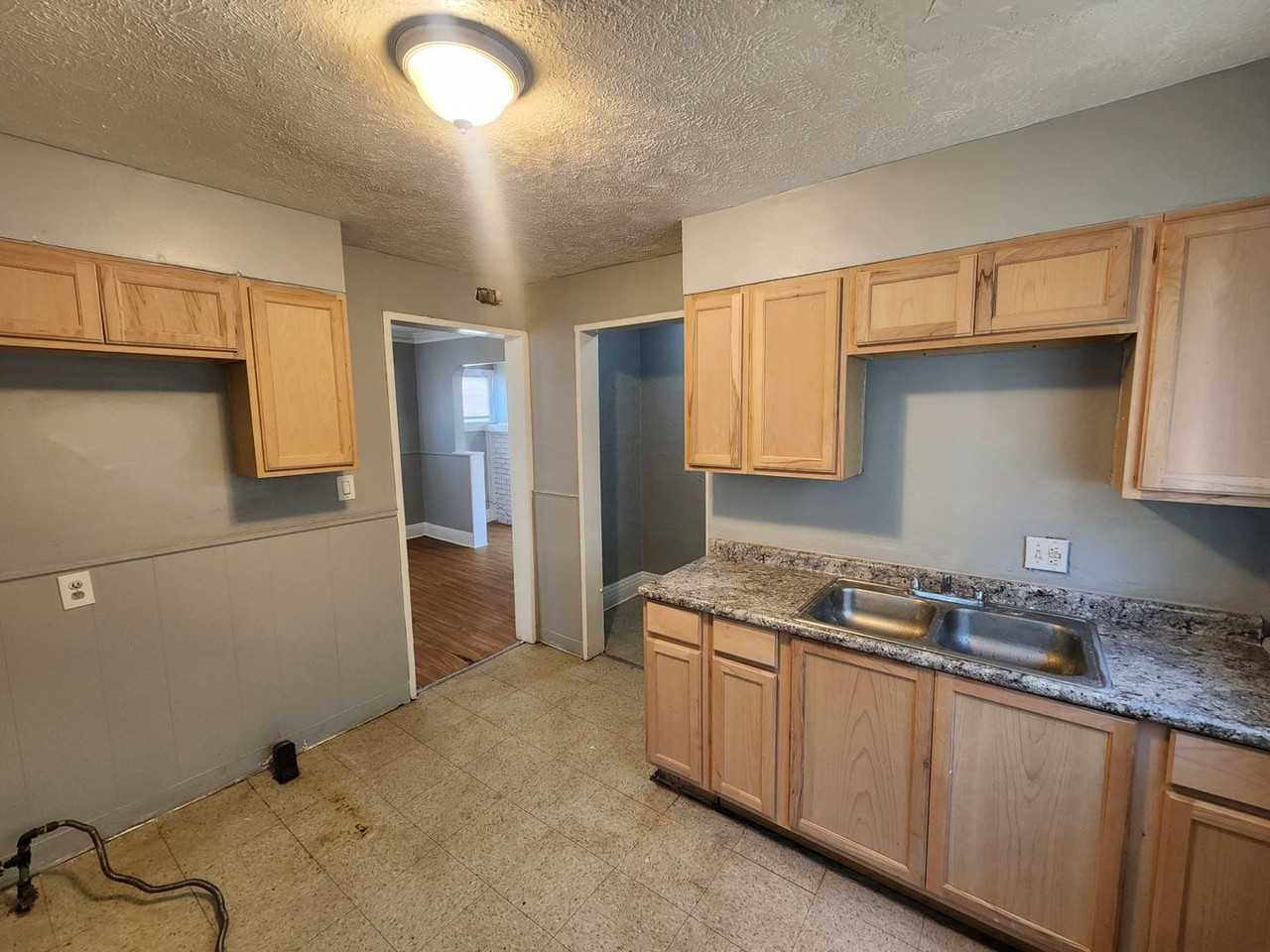 1506 Larchmont Rd - Photo 7 of 41