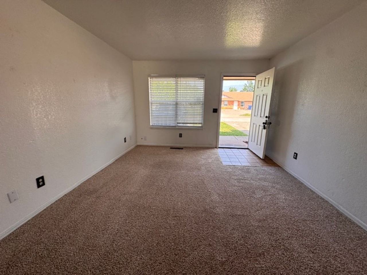 719 N Robin Way - Photo 2 of 7