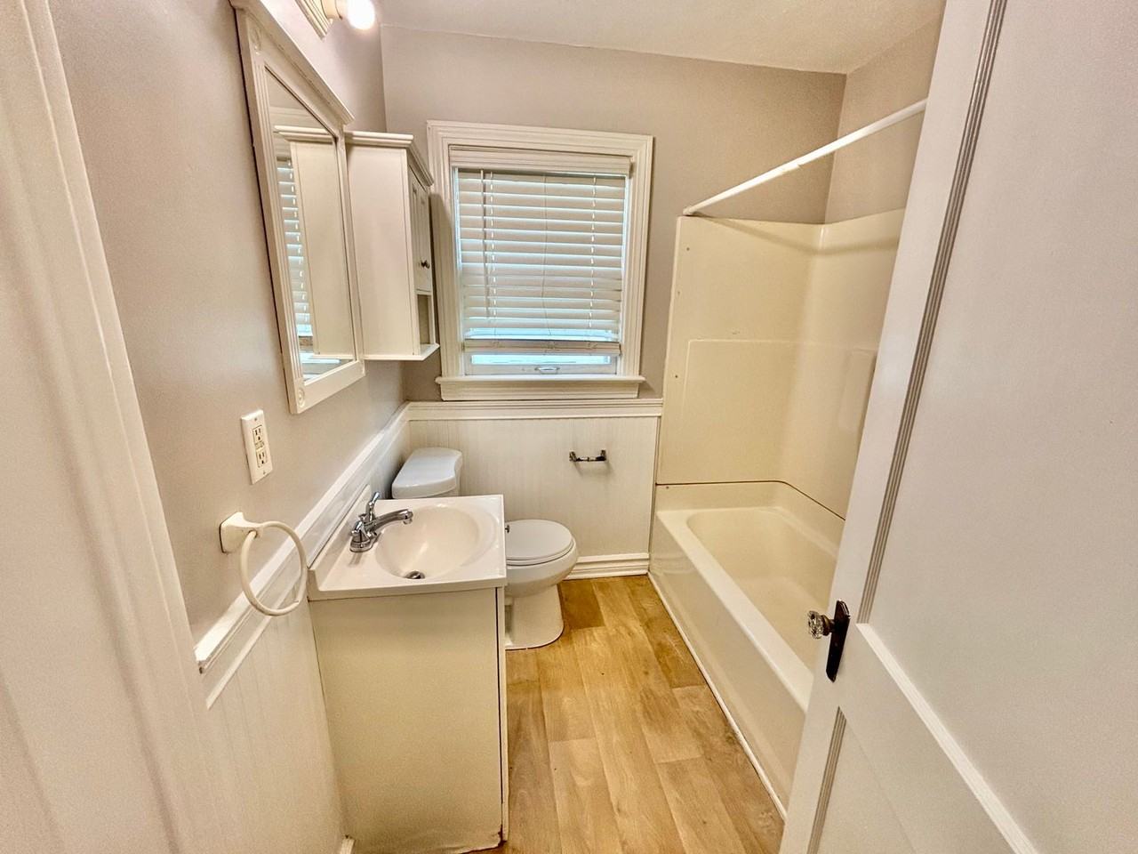 1104 Berry Blvd - Photo 4 of 9