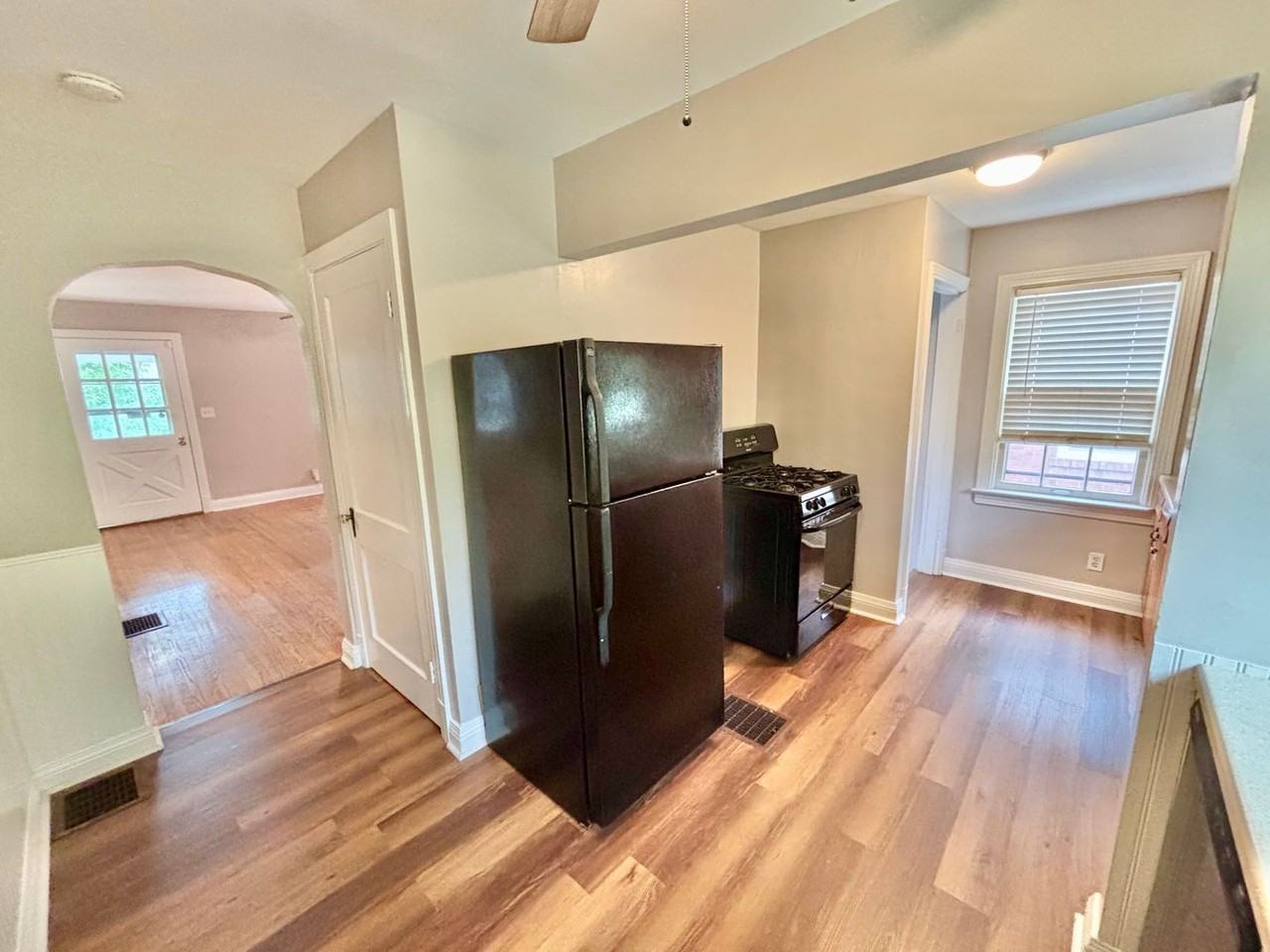 1104 Berry Blvd - Photo 5 of 9