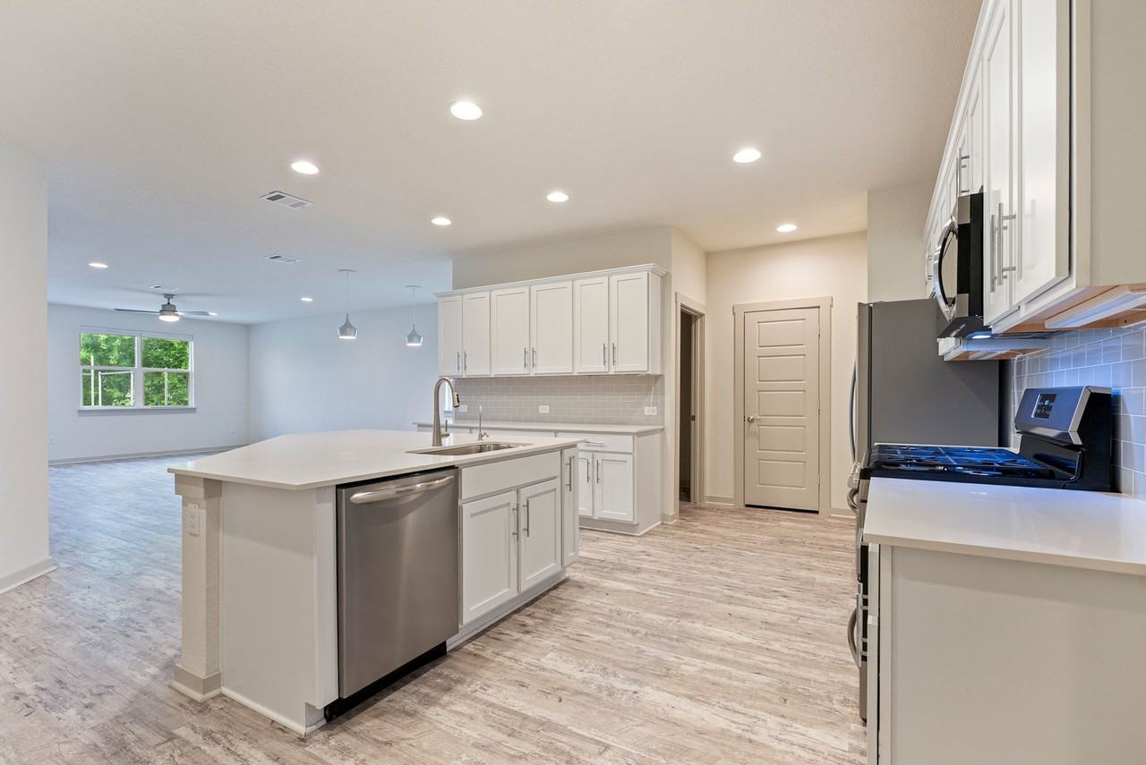 7513 Smallwood Dr - Photo 4 of 21