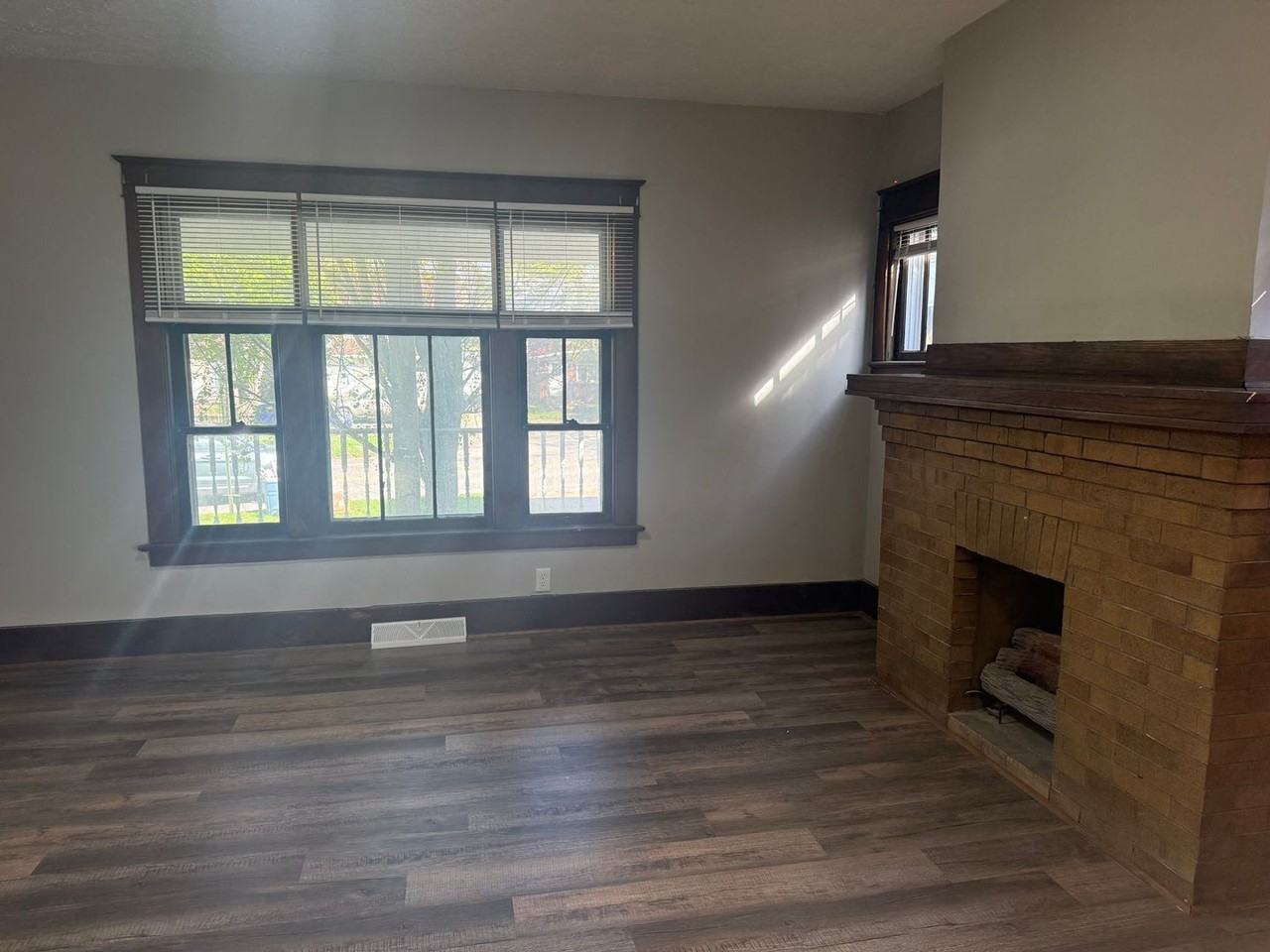 1111 Brown Ave - Photo 4 of 13
