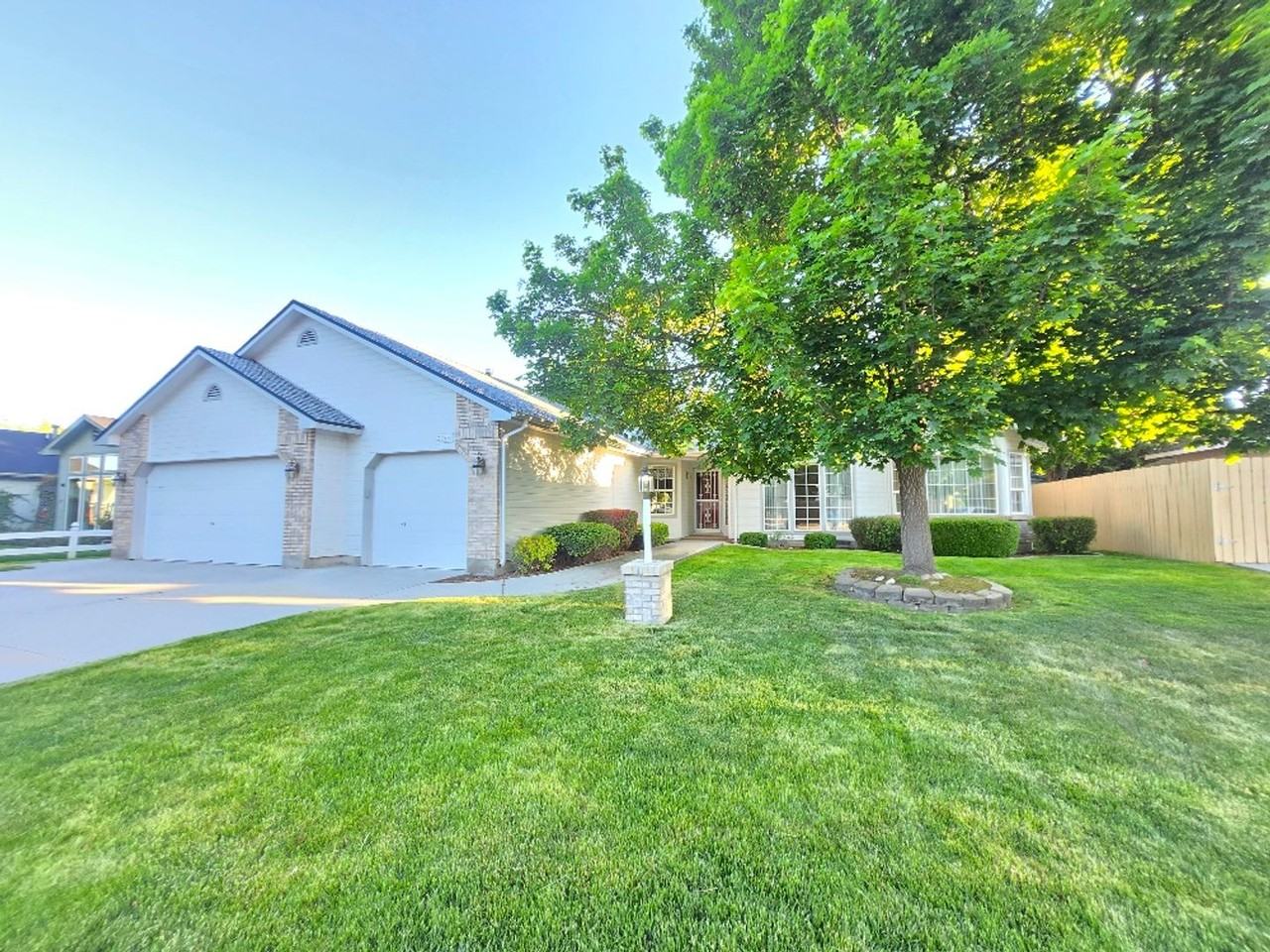 2256 W Chateau Dr - Photo 2 of 16