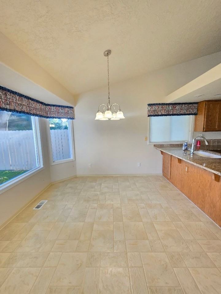 2256 W Chateau Dr - Photo 4 of 16