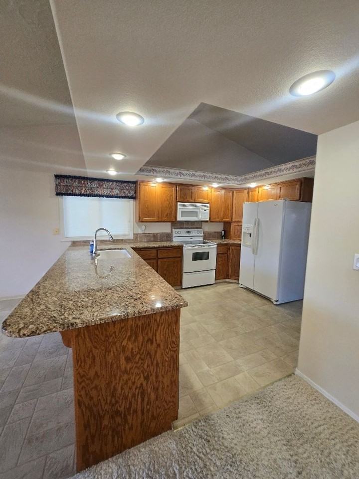 2256 W Chateau Dr - Photo 5 of 16