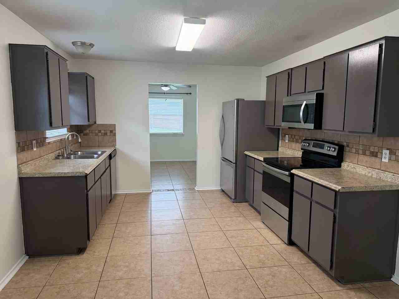 2602 Bigleaf Dr - Photo 4 of 15