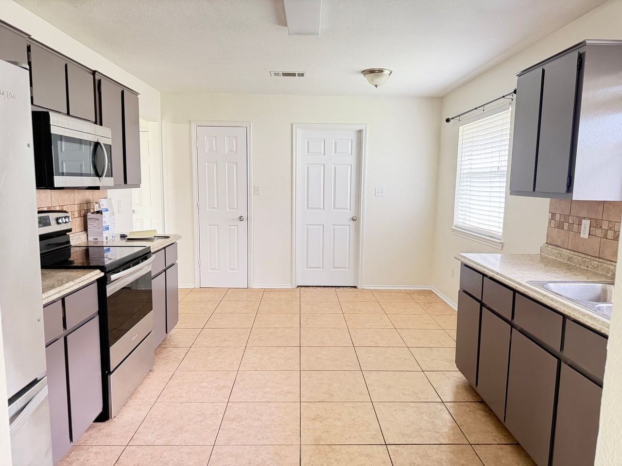 2602 Bigleaf Dr - Photo 5 of 15