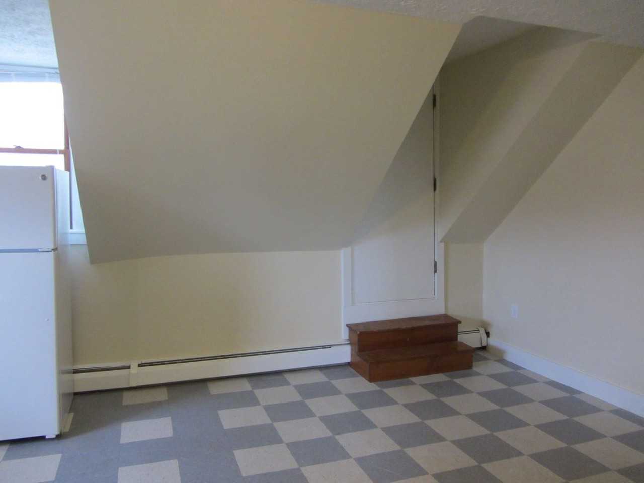 406 Main St - Photo 4 of 12